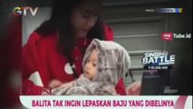 Lucu, Balita Tak Ingin Lepaskan Baju yang Dibelinya