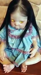 "Giật mình" trước con búp bê có đôi mắt màu vàng trong suốt như mắt thật