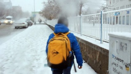 Erzurum’da Mart kapıdan baktırdı...Kent merkezine lapa lapa kar yağıyor