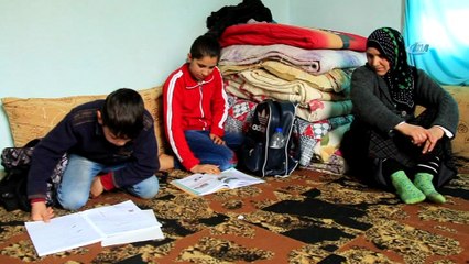 Çocuklarına hem annelik hem babalık yapıyor