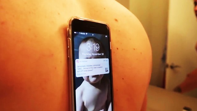 Elle lui colle son téléphone dans le dos avec de la super gue