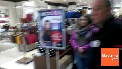 Filas en el interior de El Corte Inglés de Pamplona para comprar el primer trabajo de la navarra Amaia Romero antes de su firma de discos