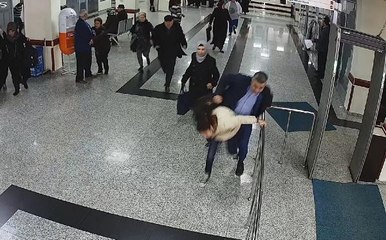 Yere Düşen "Holter" Takılı Hastayı Canlı Bomba Sandılar! Panik Anları Kameraya Yansıdı