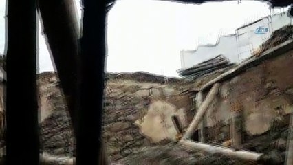 Horasan’da ahır çöktü, hayvanlar telef oldu