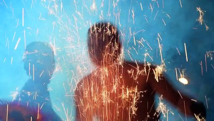 Des Chinois "mangent" des étincelles pour célébrer le Nouvel an