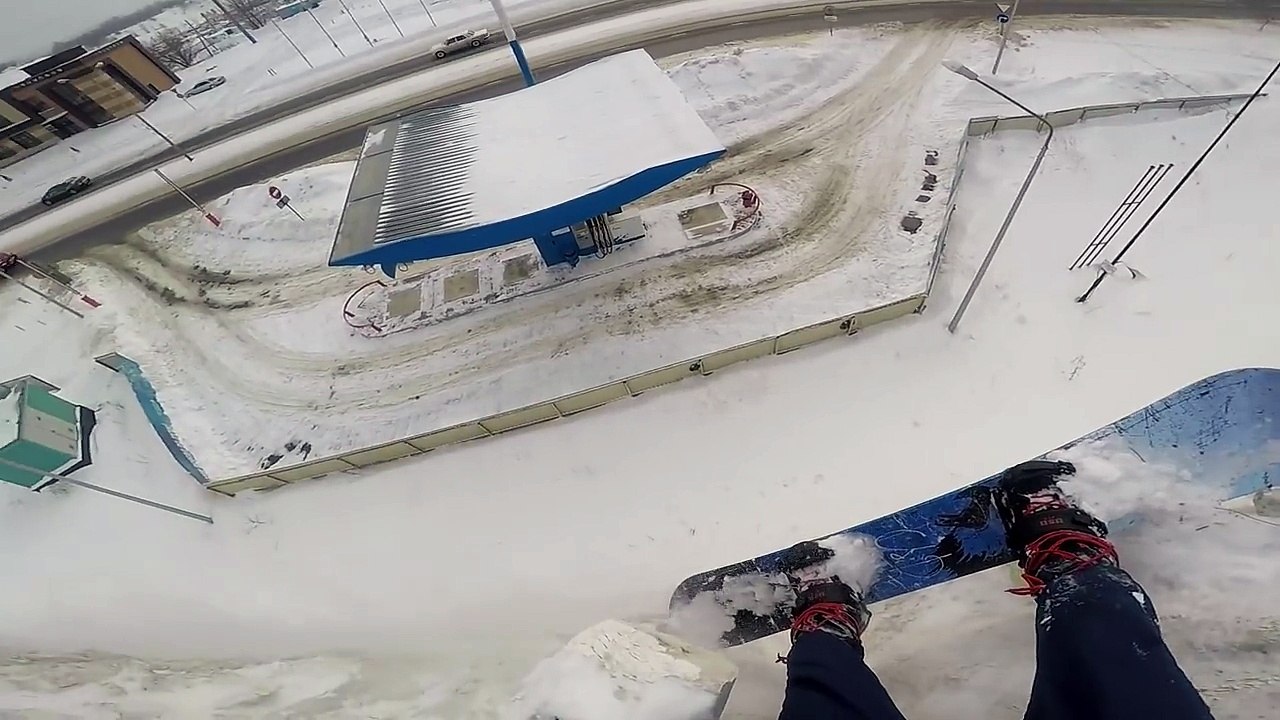 Un snowboardeur évite une chute mortelle