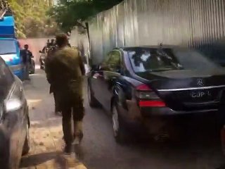 Watch how a common man tried to stop the car of the Chief Justice