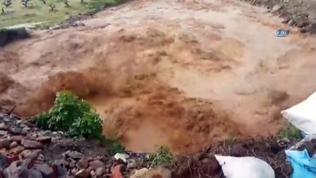 Yağmur yolları ulaşıma kapattı, tarım arazileri sular altında kaldı