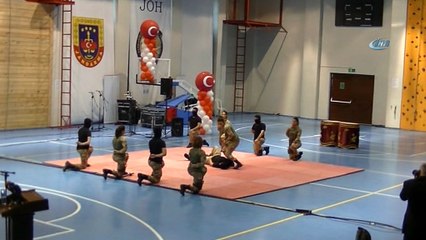 Kadın jandarmaların dağcılık gösterisi dosta güven düşmana korku saldı