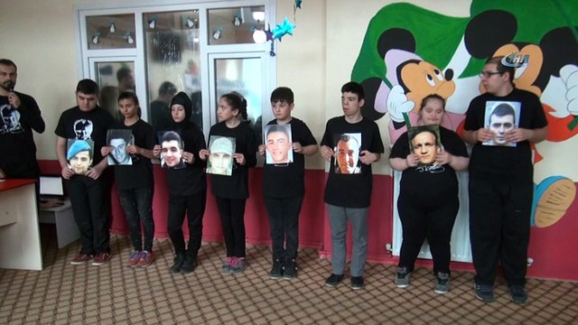 Engelli öğrenciler, ebru sanatı ile “Zeytin Dalı” çizdi