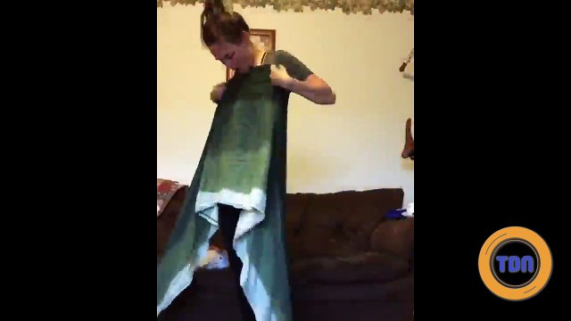 Bien joué : cette maman assure avec son écharpe de portage... et ses deux bébés