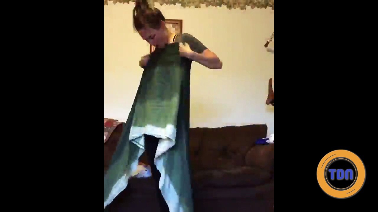 Bien joué : cette maman assure avec son écharpe de portage... et ses deux bébés