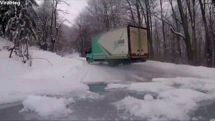 Un conducteur de poids lourd high level sur la neige