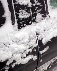 Voiture entre-ouverte lors d'une tempête de neige