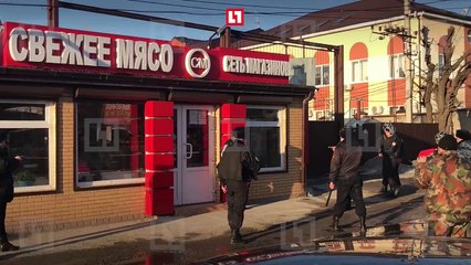 Arrestation d'un homme avec un couteau devant un magasin (Russie)
