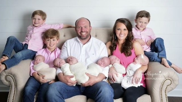 Ces parents réalisent des photos adorables de leurs 9 enfants : des sextuplés et trois grands garçons !