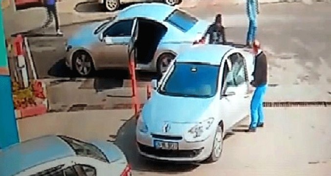 Kapkaç Dehşeti Kamerada! 50 Bin Doları Kurtarmak İsterken Az Kalsın Canından Oluyordu