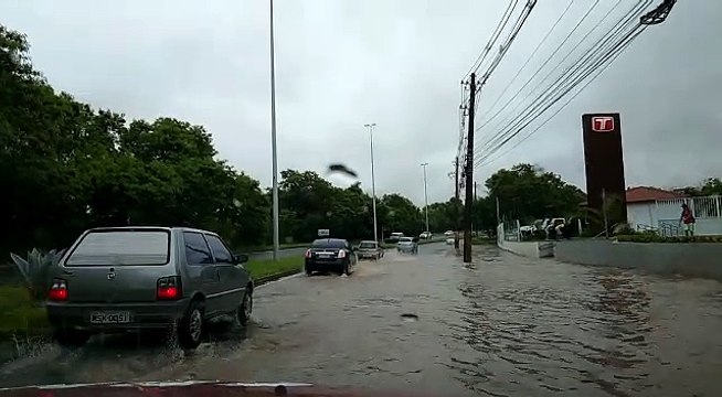 Ponto de alagamento na Avenida Norte Sul, na Serra