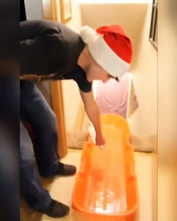 Il descend les escaliers avec une luge en feu