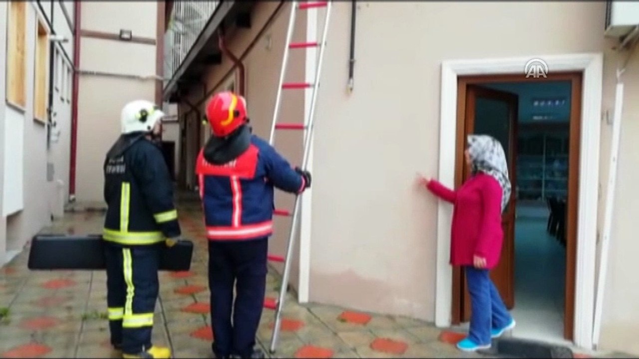 Duvar boşluğuna sıkışan kediyi itfaiye kurtardı - BURSA