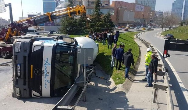 D-100'de beton mikseri devrildi, trafik felç oldu
