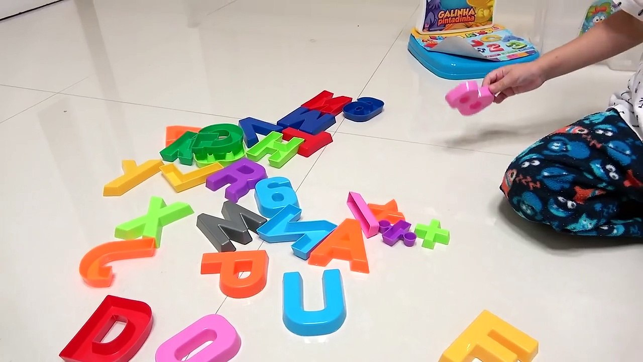Galinha Pintadinha - Aprenda Cores, Letras e Números Brincando. Brinquedo Educativo para Crianças