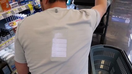 Elle colle son smartphone dans le dos de son copain à la super glue... Mauvaise blague