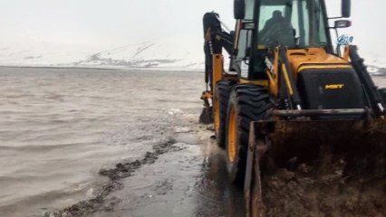 Havaların sıcak gitmesi Çaldıran Ovası’nı göle çevirdi