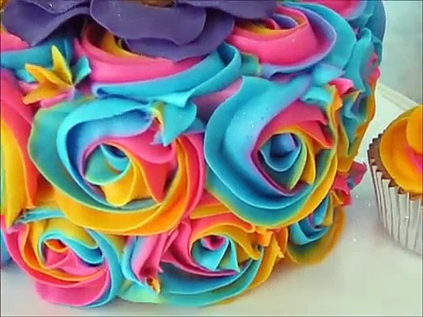 Como decorar un bizcocho (pastel) y cupcakes fácil con flores de frosting  de colores - Vídeo Dailymotion