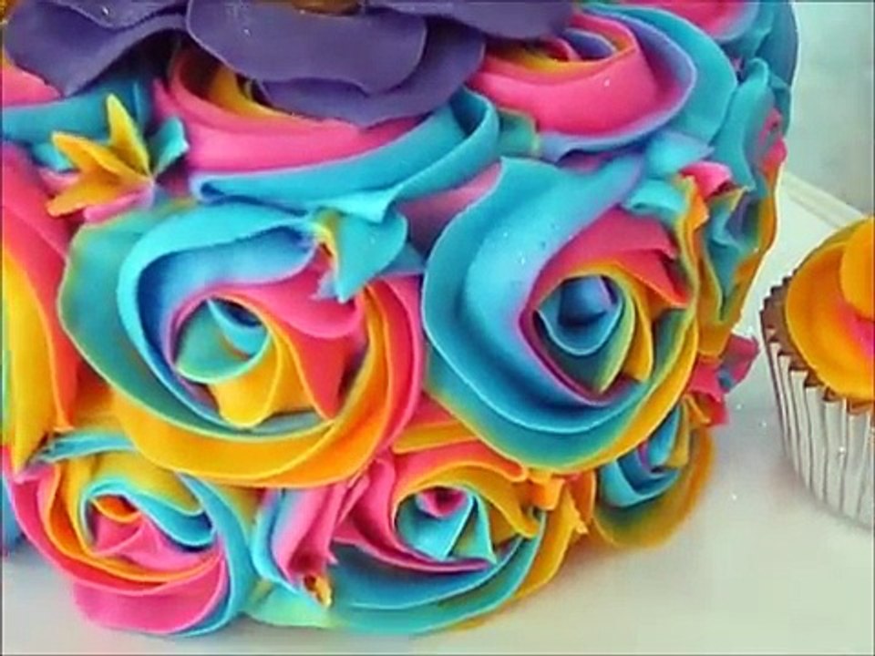 Como decorar un bizcocho (pastel) y cupcakes fácil con flores de frosting de colores