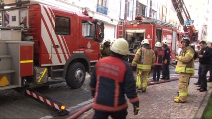 Esenyurt'ta çatı yangını vatandaşı sokağa döktü