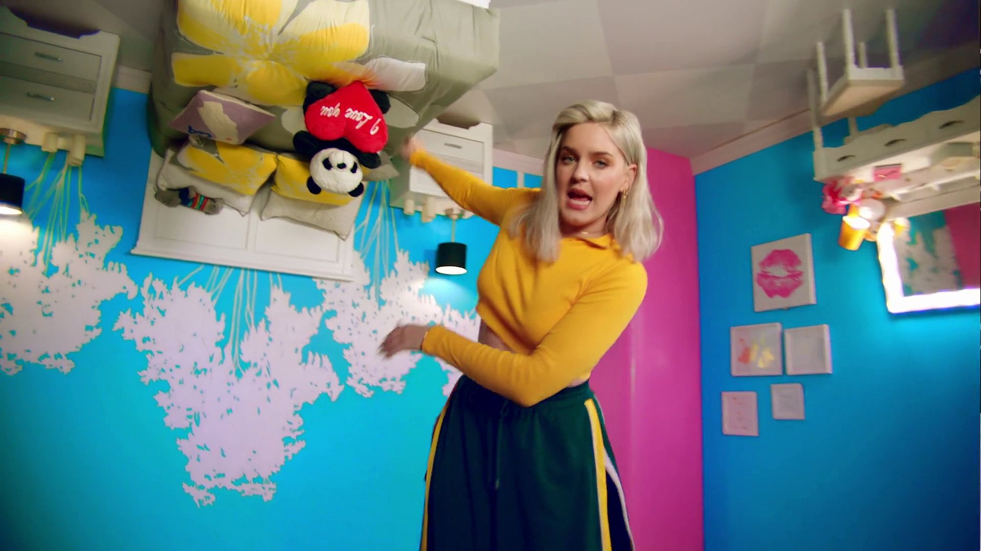 ⁣Marshmello & Anne-Marie - FRIENDS (Alternative Music Video)