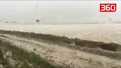 Pamje apokaliptike/ Fillojnë të bien gurë nga qielli, tmerrohen banorët (360video)