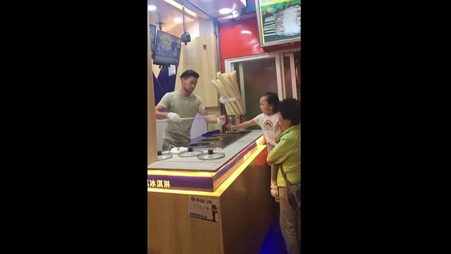 La réaction de cette fillette face à se vendeur de glace qui lui fait une blague est juste mythique! tellement drole