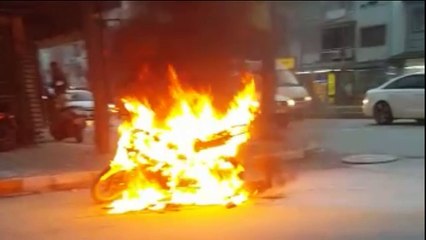 Akhisar seyir halindeki motosiklet alev aldı!