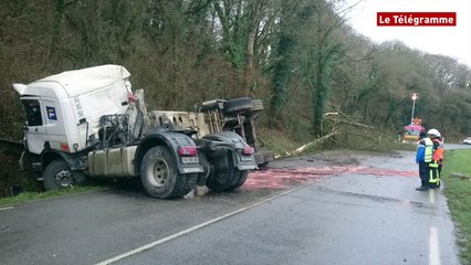 Garlan (29). Poids lourd au talus, circulation déviée