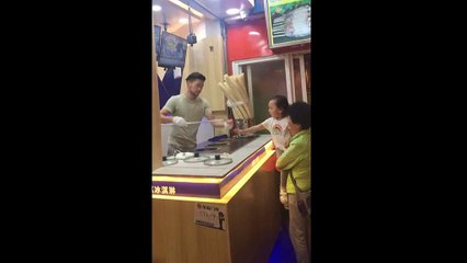 Une petite fille n'aime pas du tout la blague d'un vendeur de glace !