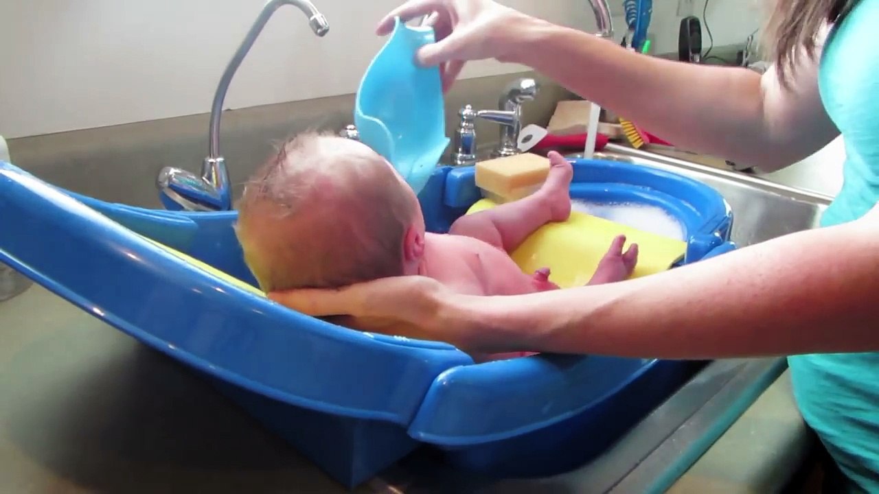 best way to bathe a newborn baby
