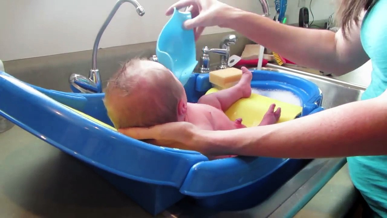 how to do bath for newborn baby