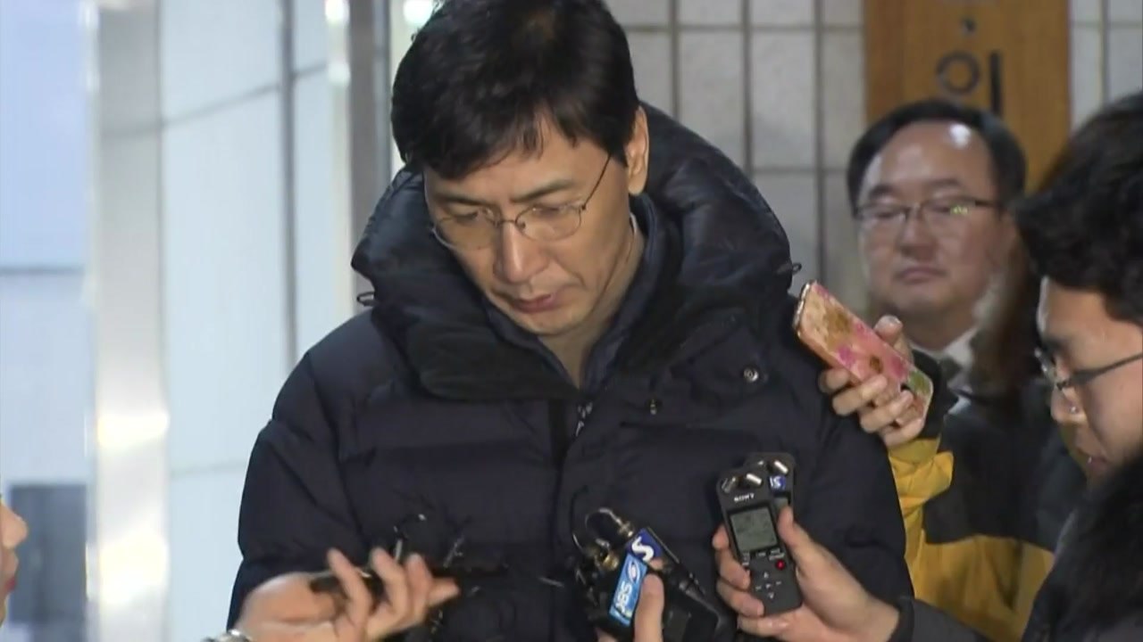 '비서 성폭행' 안희정, 9시간 반 조사받고 귀가...김지은에 "미안하다" / YTN