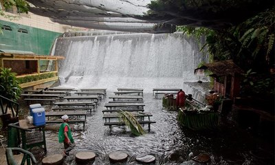 شرط تناول الطعام في هذا المطعم... أن تتبللوا!