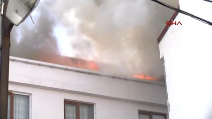 Esenyurt'ta İki Binanın Çatısı Alev Alev Yandı