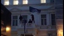 Le drapeau de l'ambassade d'Iran à Londres enlevé par des opposants