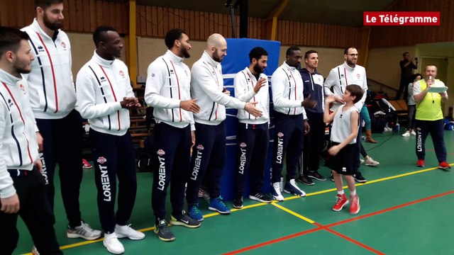 Cep Lorient Basketball. Les jeunes se confrontent aux pros.