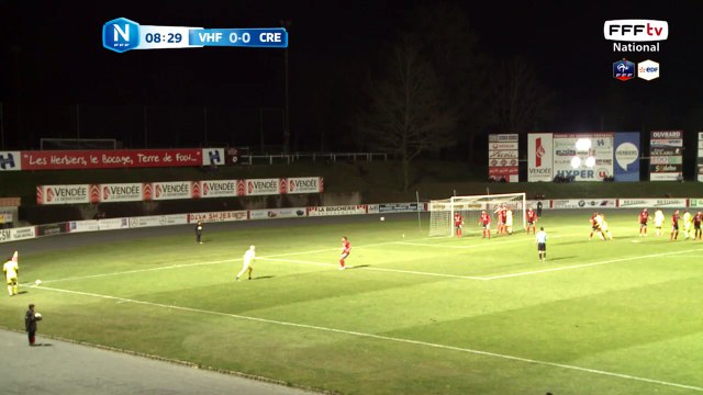 Corner bien frappé mais une faute offensive est sifflée