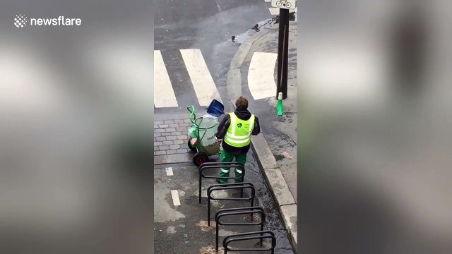 Cet employé de mairie parisien est payé à ramasser de l'eau à la pelle...