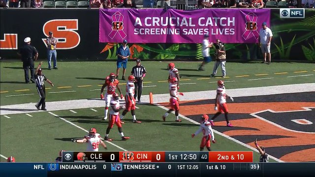 2016 - Jeremy Hill makes defenders miss, stays on his feet for 40 yards