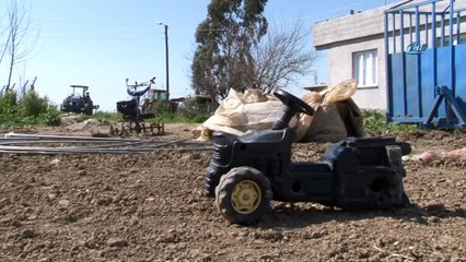 Traktörle tarla sürerken 2 yaşındaki uyuyan kuzeninin üzerinden geçerek öldürdü
