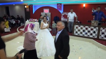 Askerden gelin ablasına düğünde 'Rötar' sürprizi
