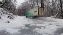 Camionista guida il suo mezzo sulla neve stile rally